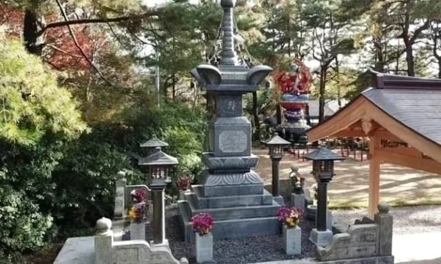 宝篋印塔とは？｜建てる意義・起源・構造・五輪塔との違いを解説