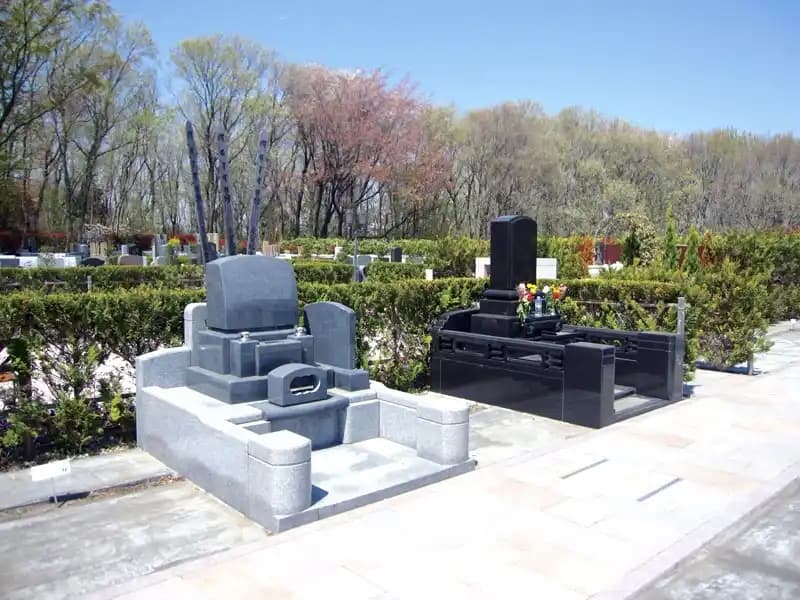 背合わせのお墓と密着しないようお墓の後ろに植栽スペースを設けた緑地付き墓所。