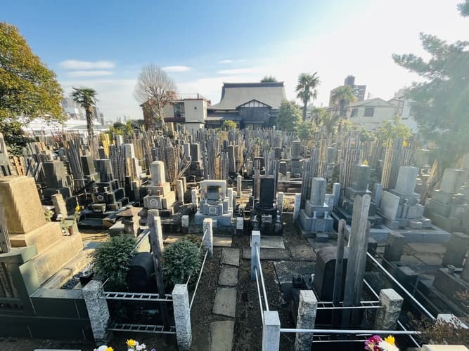 日暮里駅前墓苑（本行寺）