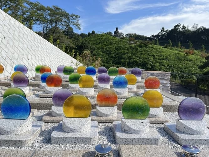 光り墓を使った墓標でいつでも明るい雰囲気です