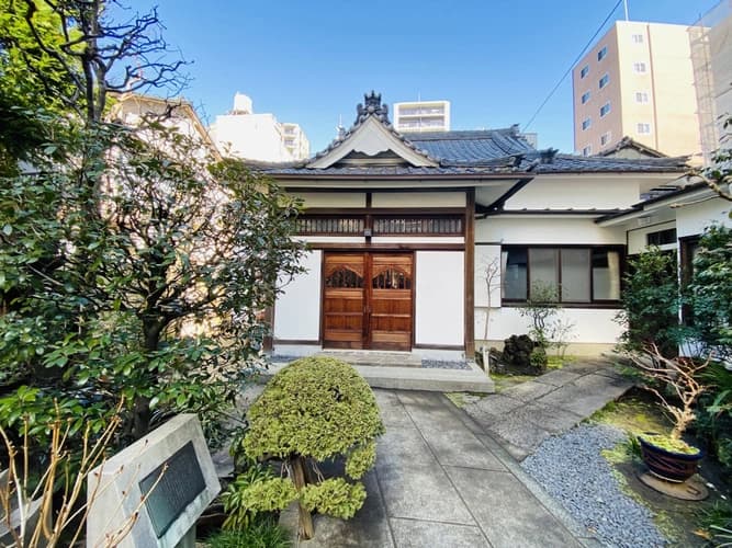 緑溢れる本堂