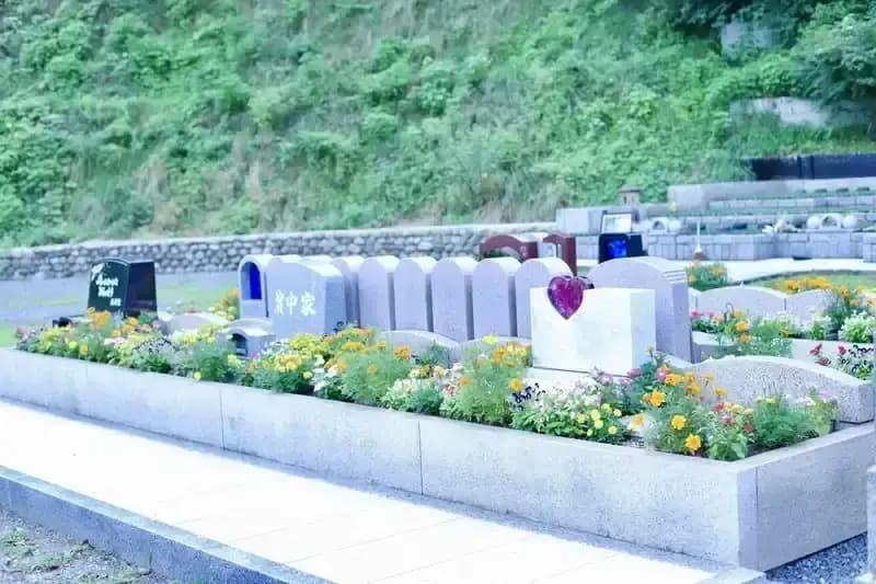 八王子高尾「光とガラスの花壇墓地」花ごころ
