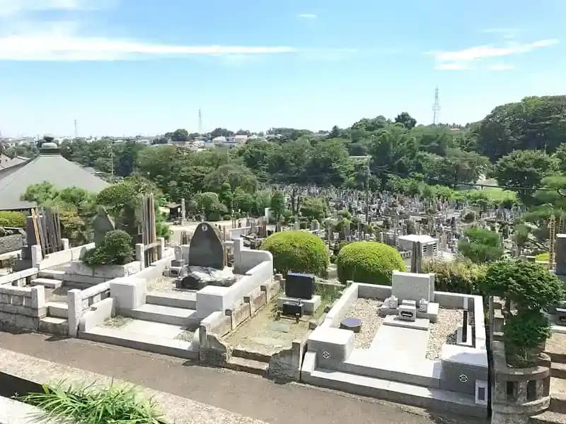 自然豊かな墓苑風景