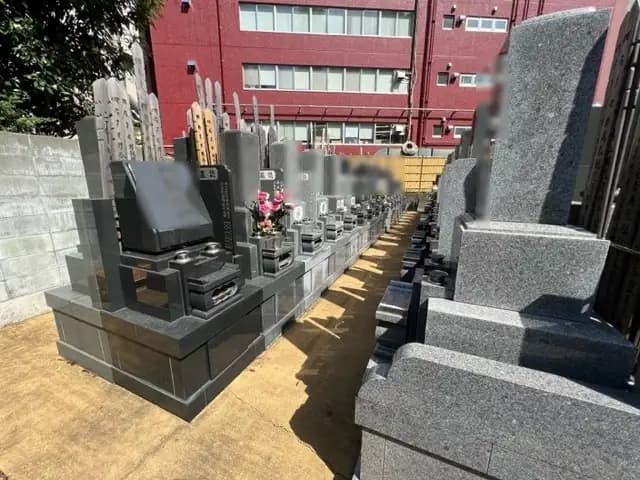 明るく日当たりの良い墓地