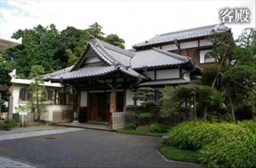 客殿で休みながらお参りできます