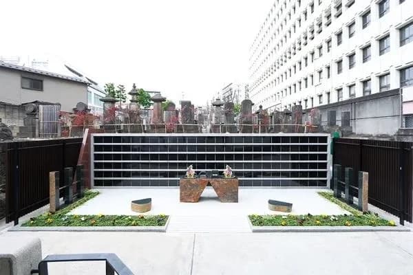 宝泉寺　陽の当たる納骨墓『蓮香』