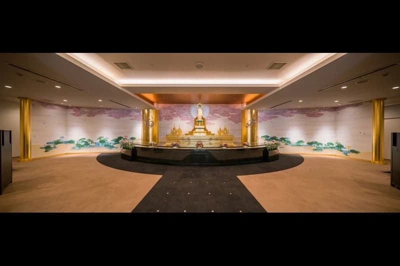 煌びやかな参拝ホール