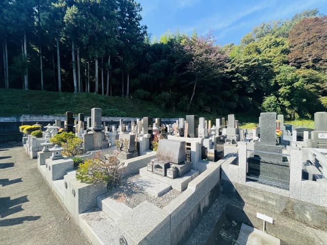 聞修寺墓苑