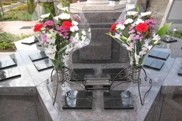 一般のお墓と同じようにお花・お線香で ご供養いただけます。