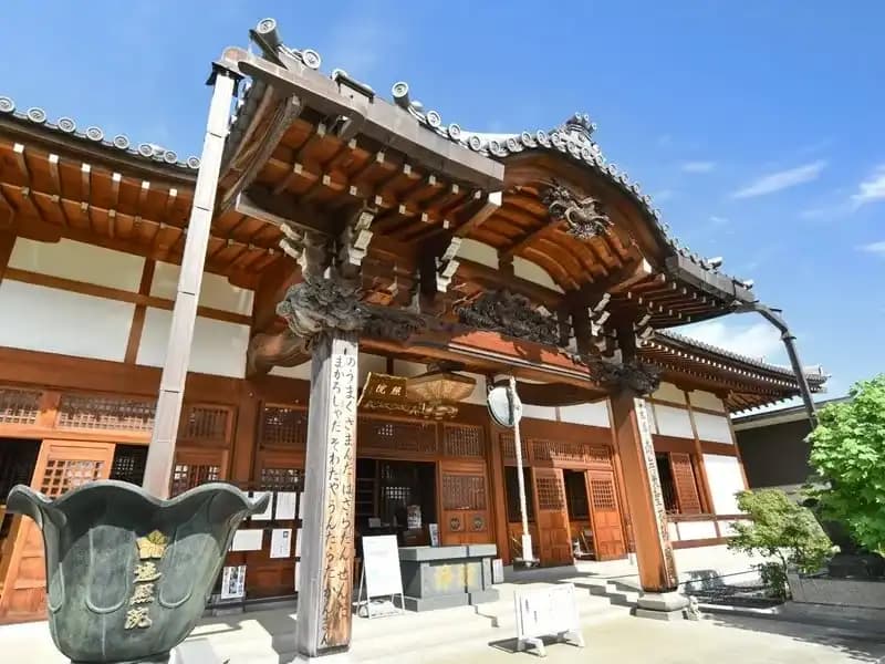 本堂玄関