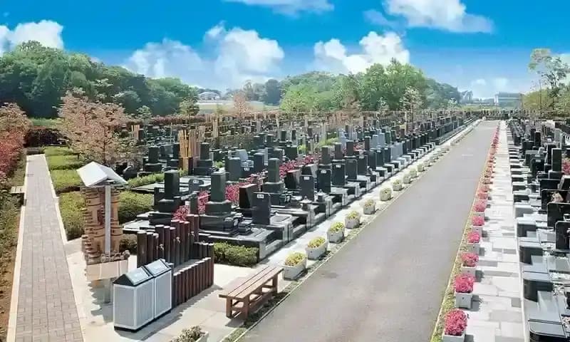 緑と花が鮮やかに咲く浦和霊園