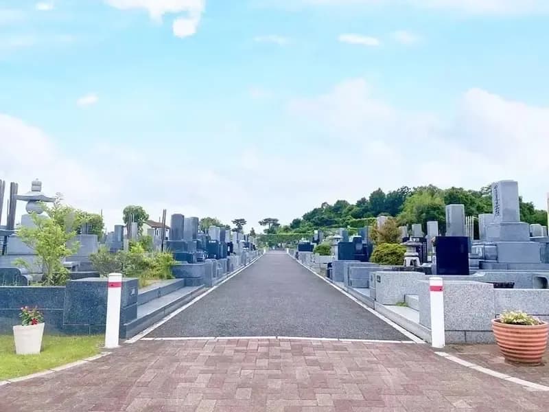 綺麗に舗装された参道