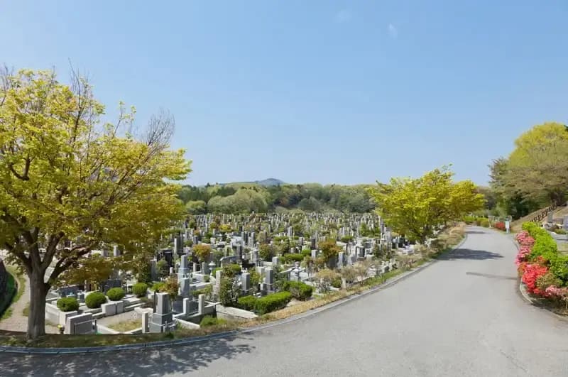 緑豊かな地産霊園の園内