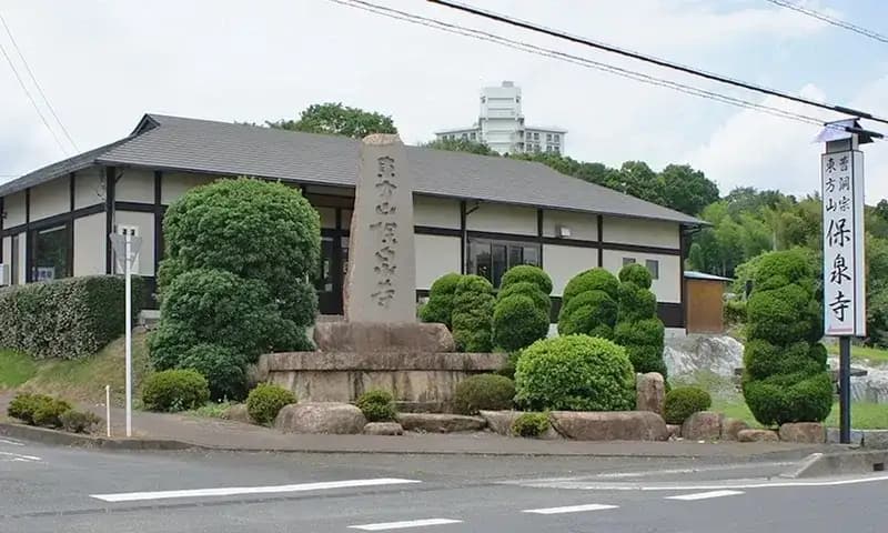 大きな看板が目に入ってきます