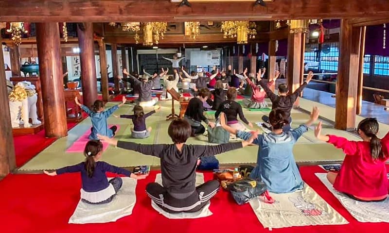 毎月開催の「寺ヨガ」の様子