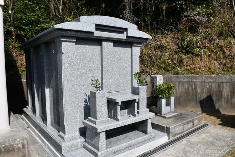 山口上小鯖納骨堂 鰐鳴八幡宮