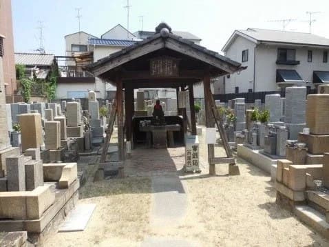 塚本共同墓地