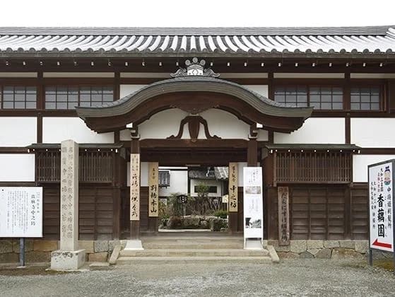 當麻寺 中之坊永代供養墓「みちびき」