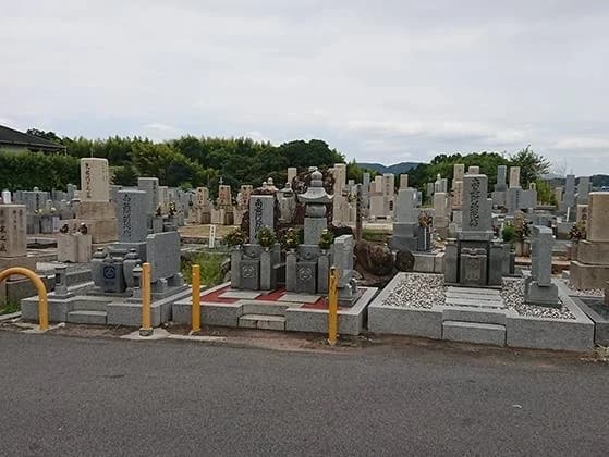 穴虫二上共同墓地
