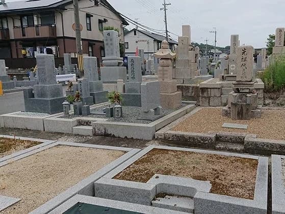 穴虫二上共同墓地