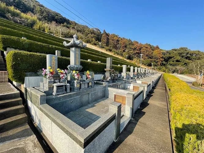 西部霊苑（永代供養付き納骨堂・一般墓）