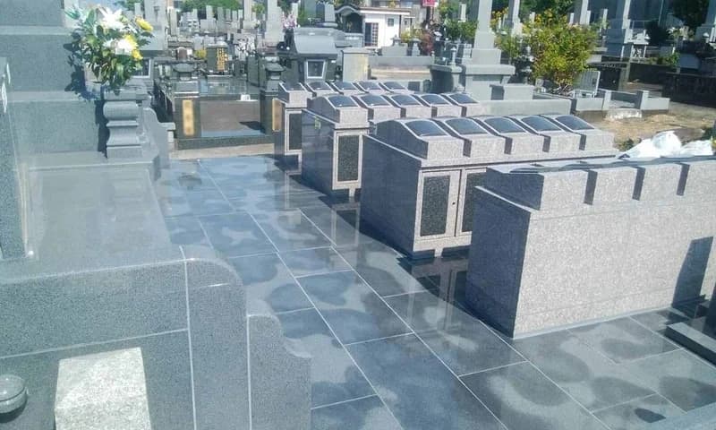 加紫久利墓地