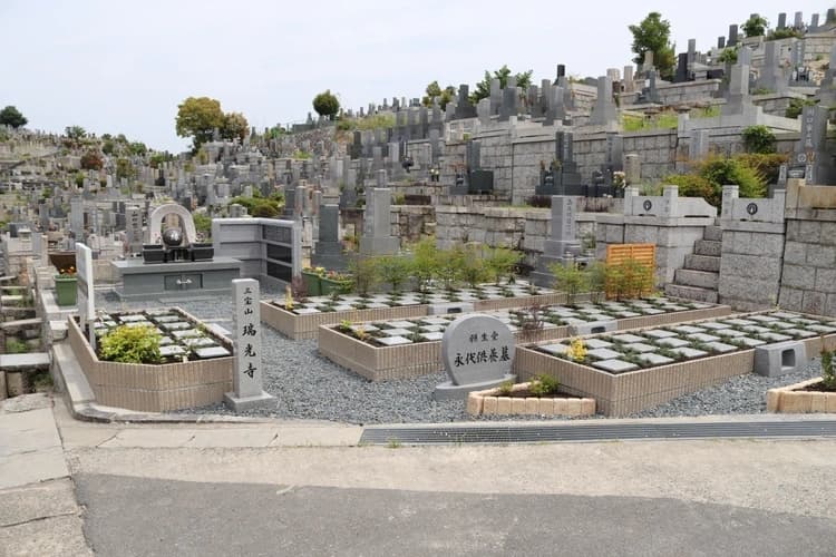 八事願生堂 庭園墓