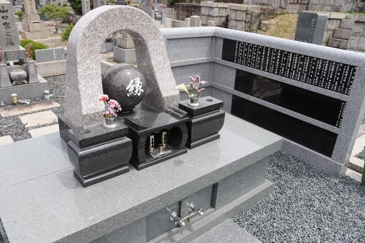 八事願生堂 庭園墓