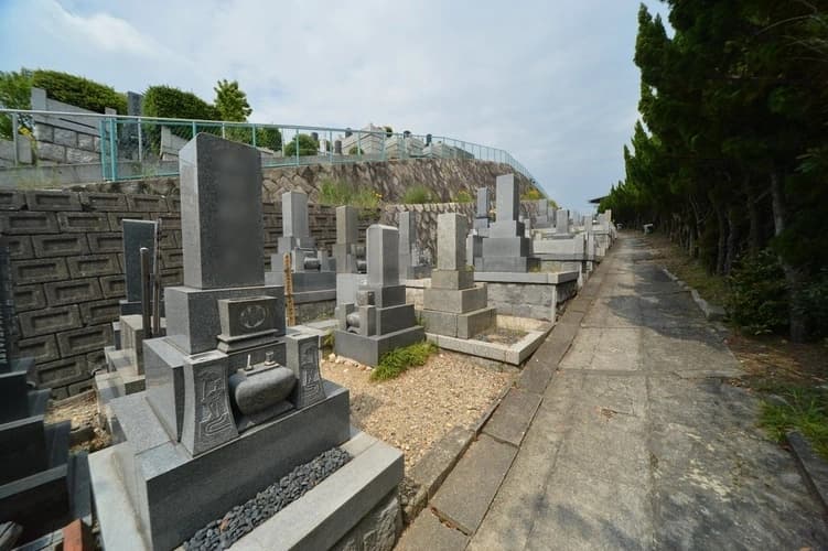 八事林泉寺墓地