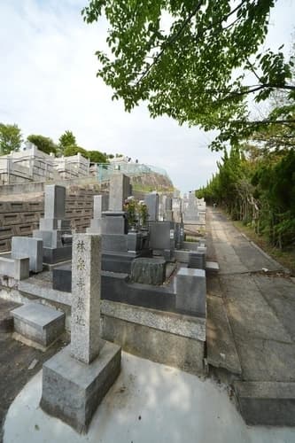 八事林泉寺墓地