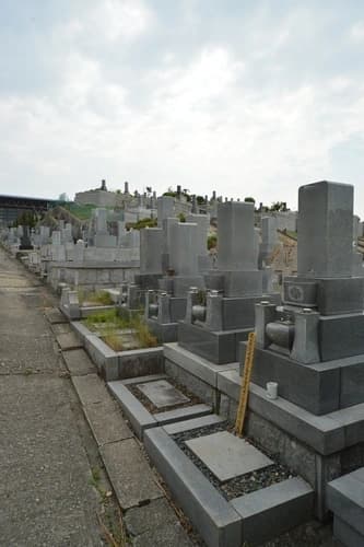 八事林泉寺墓地