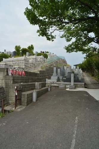八事林泉寺墓地