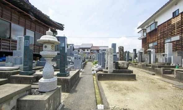 新品治墓地