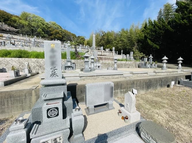 足高山墓地