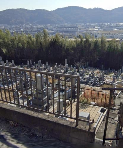 足高山墓地