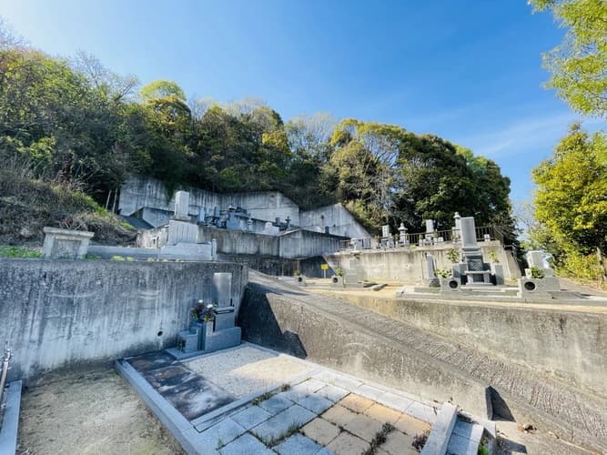 粒江墓地