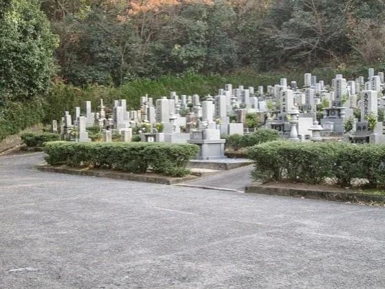 稱言寺墓苑