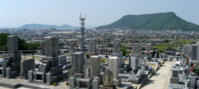 新田岡山墓地
